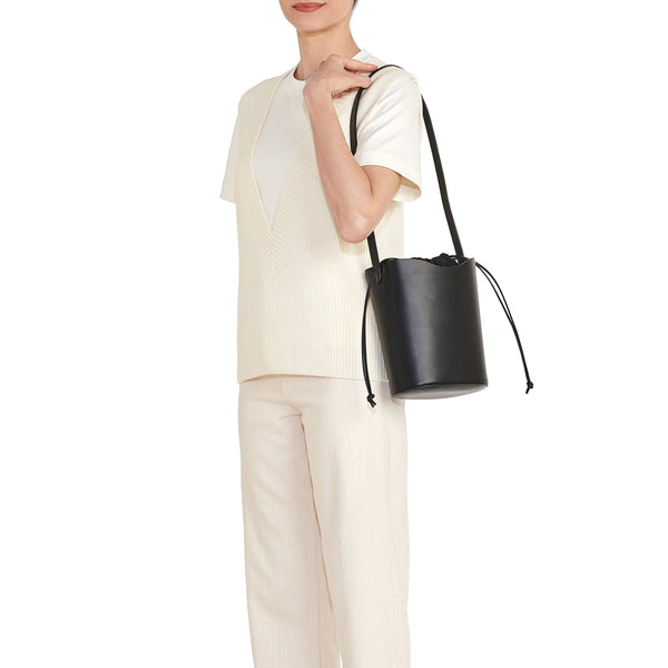 Roseto | Women's bucket bag in leather color black
