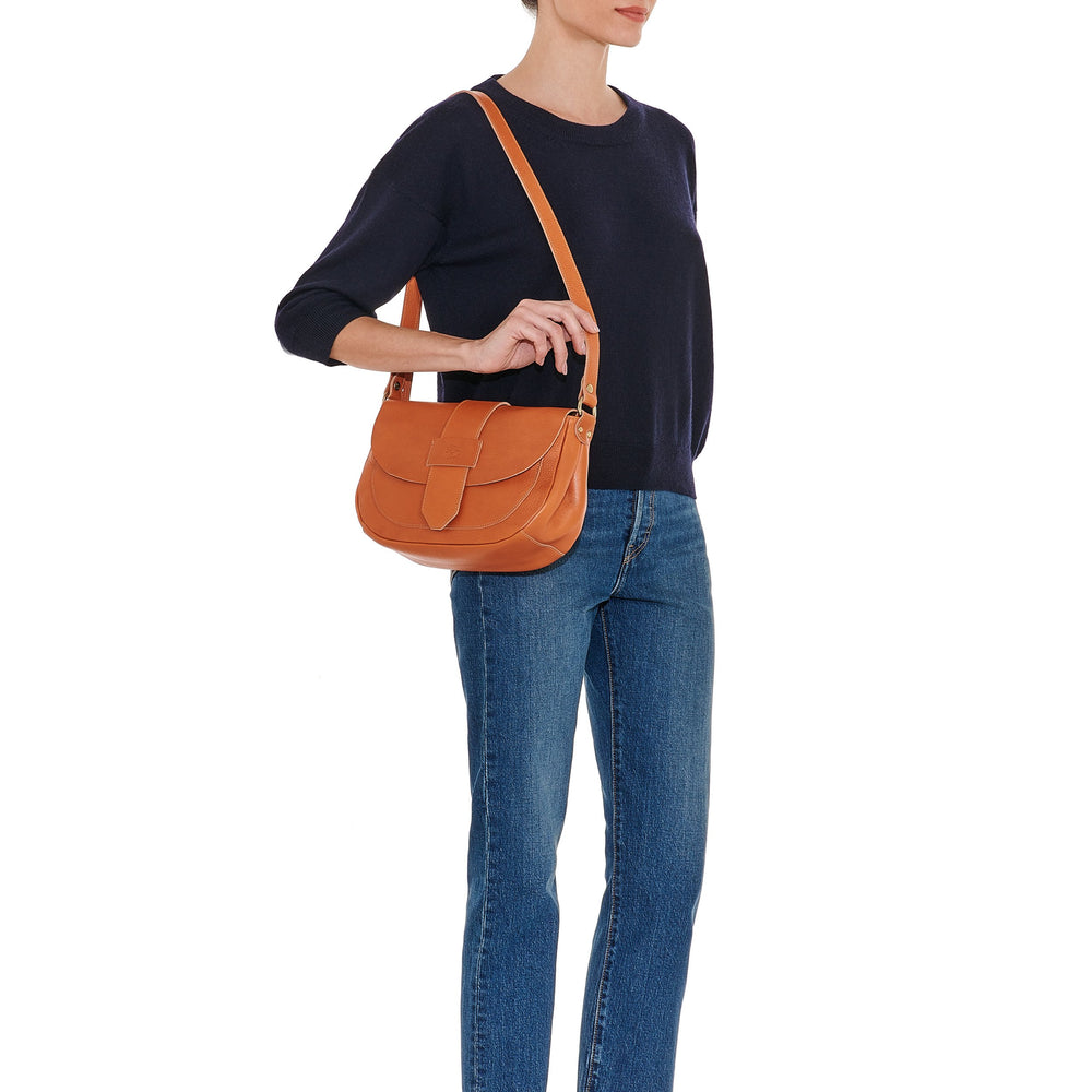 Fausta Medium | Women's crossbody bag in leather color caramel