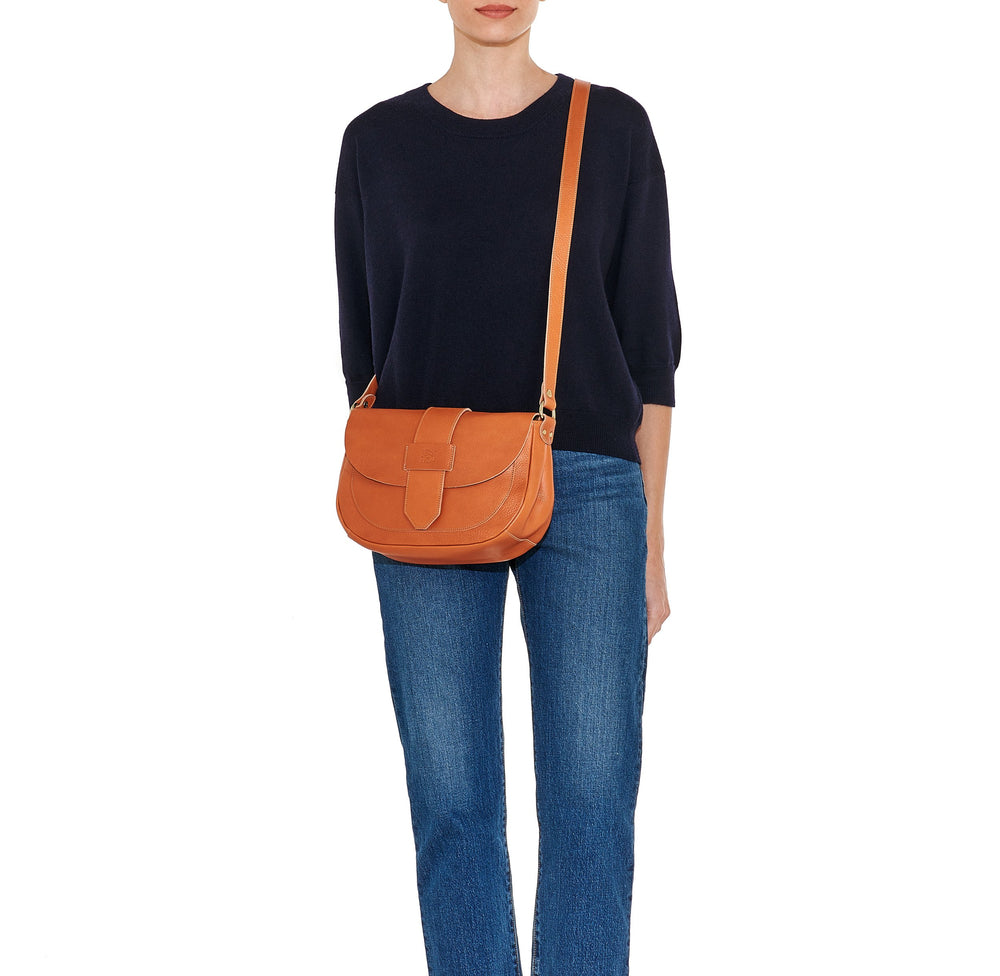 Fausta Medium | Women's crossbody bag in leather color caramel