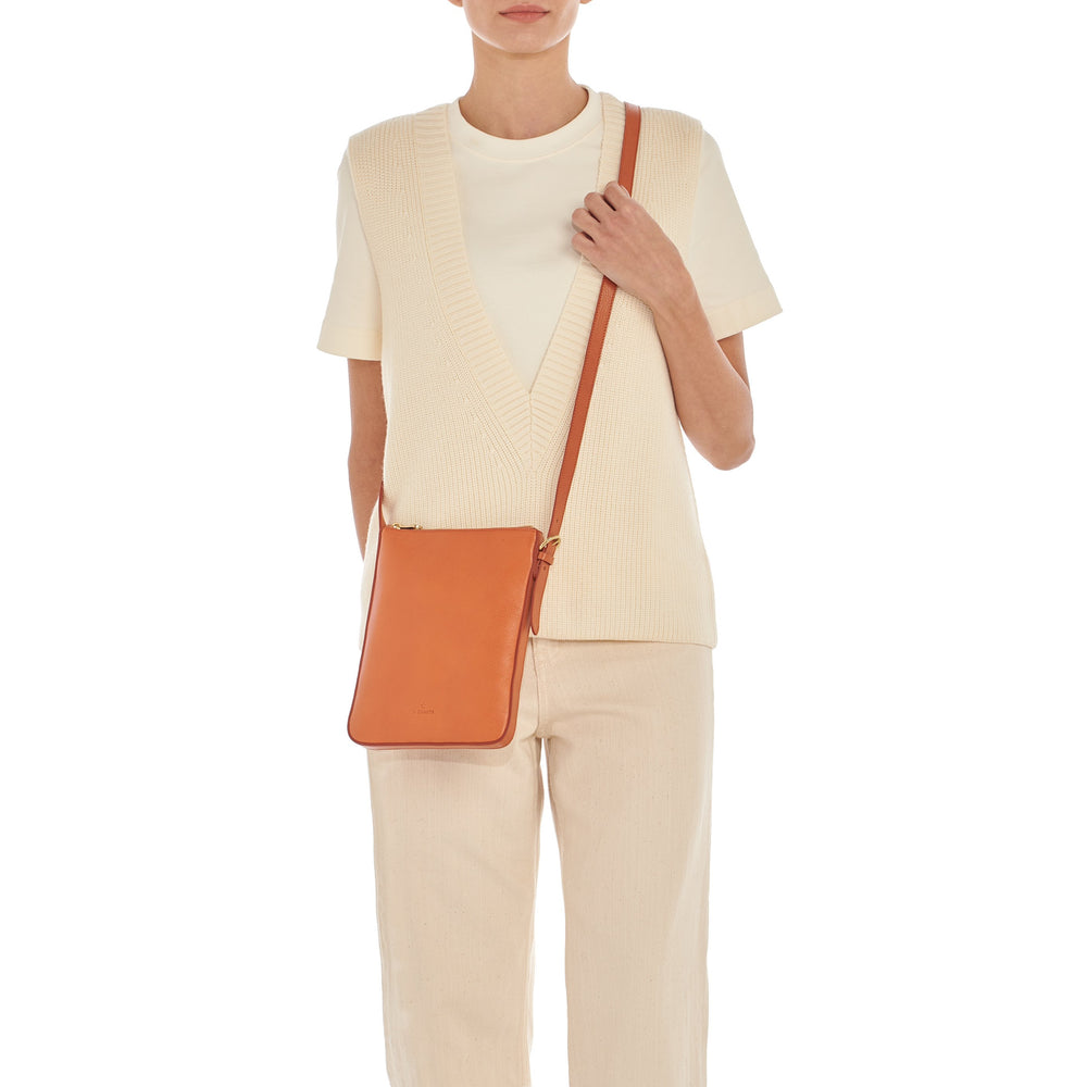 Modulo | Women's crossbody bag in leather color caramel
