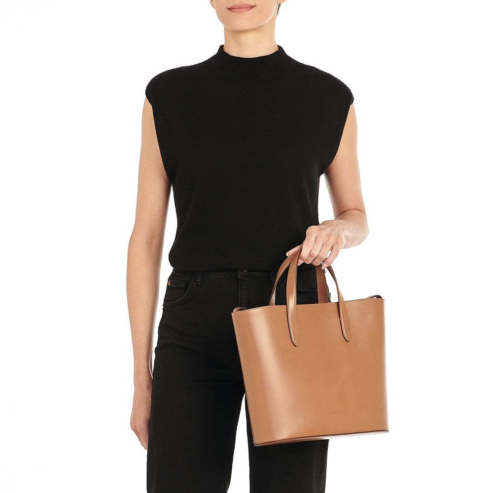 Consuelo | Women's shoulder bag in leather color chocolate