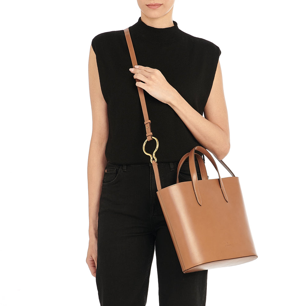Consuelo | Women's shoulder bag in leather color chocolate